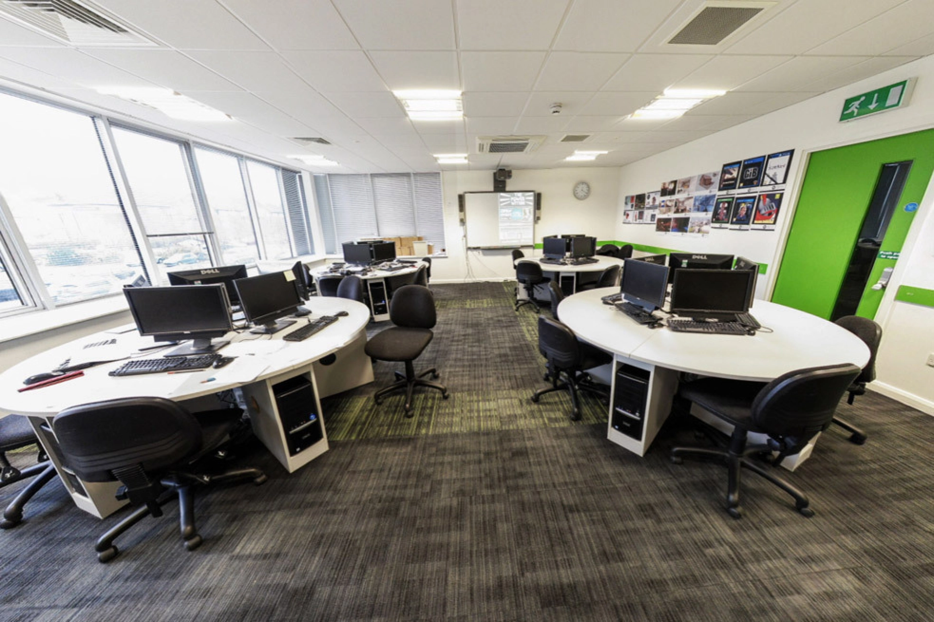Computing room equipped with tables and computers
